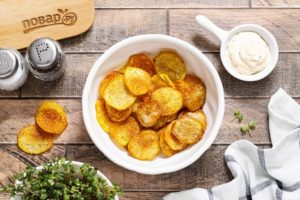 Картофельные чипсы в духовке без масла