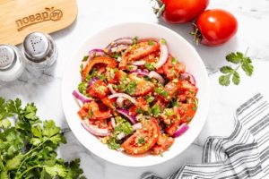 Салат с помидорами и кинзой