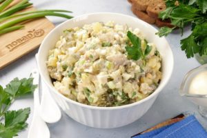 Салат со скумбрией и соленым огурцом