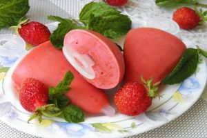 Клубничное мороженое из йогурта