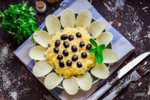 Салат «Подсолнух» с ананасами