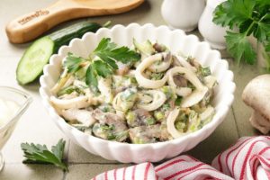 Салат с кальмаром, огурцом и грибами